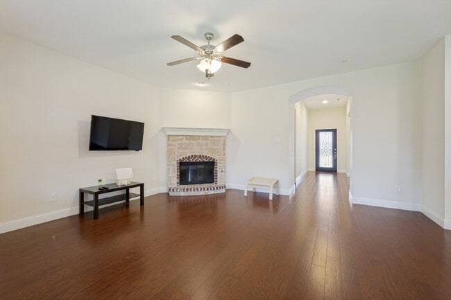 Building Photo - Beautiful Open-Concept Home with Large Backyard