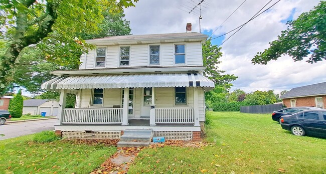 Primary Photo - 3 Bed / 1 Bath Single Family Home