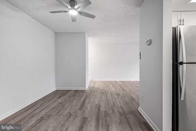 Building Photo - 10223 Valentino Dr