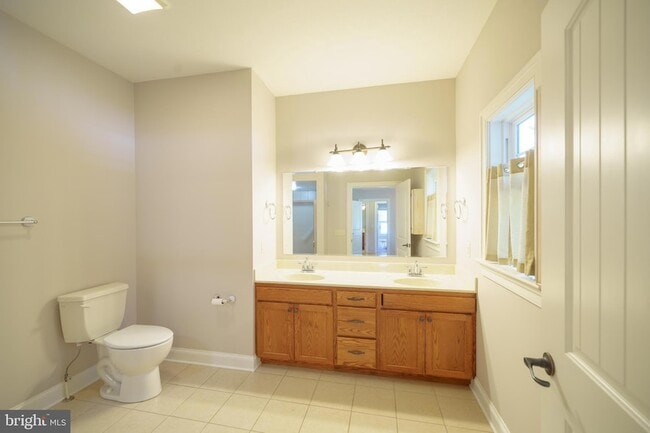 Building Photo - 2616 Greenport Dr