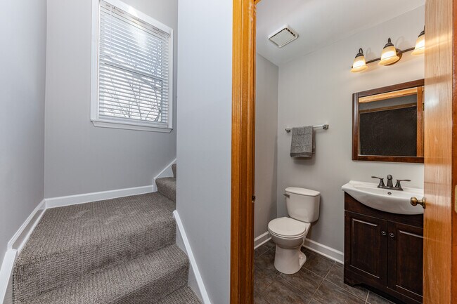 Building Photo - 617 Lakewood Farms Dr