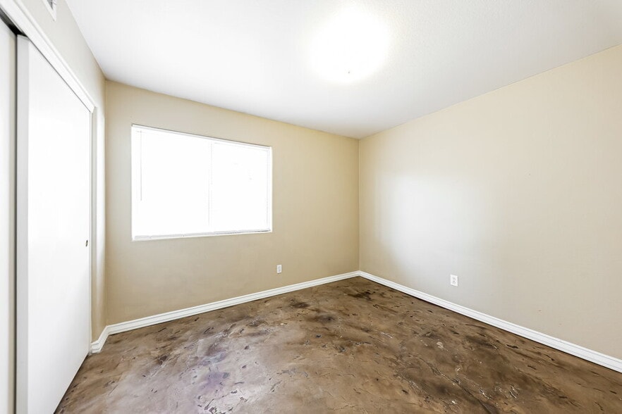 Building Photo - 1327 E Muriel Dr