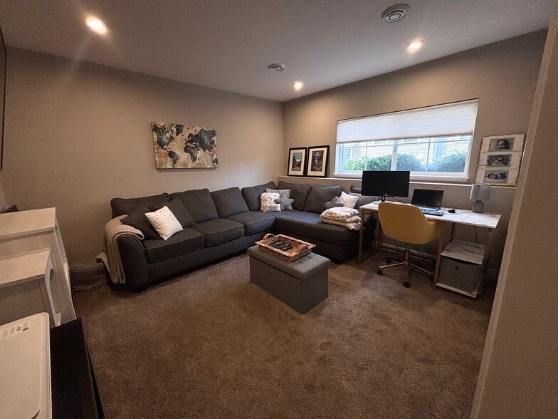 Building Photo - 821 Roselyn Dr
