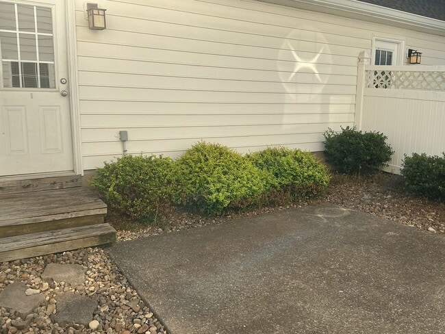 Building Photo - Beautiful 3 Bedroom, 2.5 Bath Townhouse in...