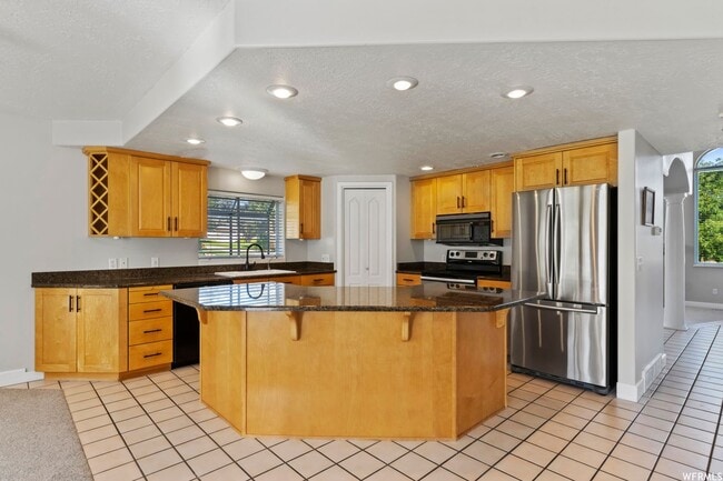 Building Photo - Huge Jordan Canal Rd Home on Half Acre Pro...