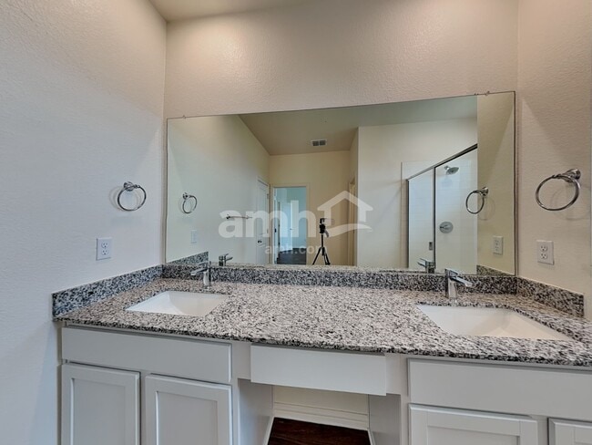 Building Photo - 2734 Lillybrook Ln