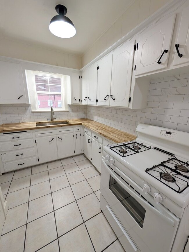 Building Photo - Drexel/NW 14th Tri-Plex