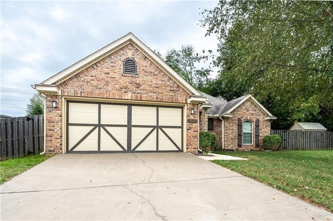 Building Photo - 1536 N Oakhaven Pl