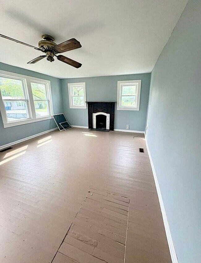 Building Photo - 4 Bedroom Home!