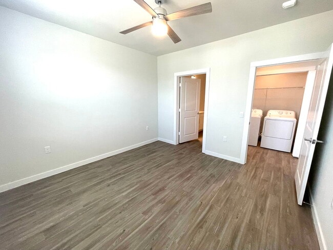 Building Photo - 9219 Vista W Dr