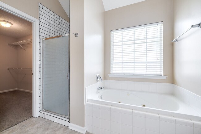 Building Photo - 868 Young Way