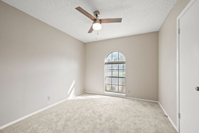 Building Photo - Charming 3-Bed, 2-Bath Gem in Fort Worth – Your Cozy Living Awaits!