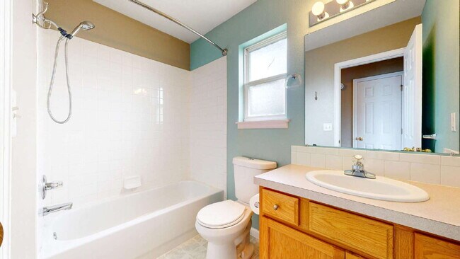Building Photo - Spacious 3-Bed,2.5-Bath Home with Fenced Yard