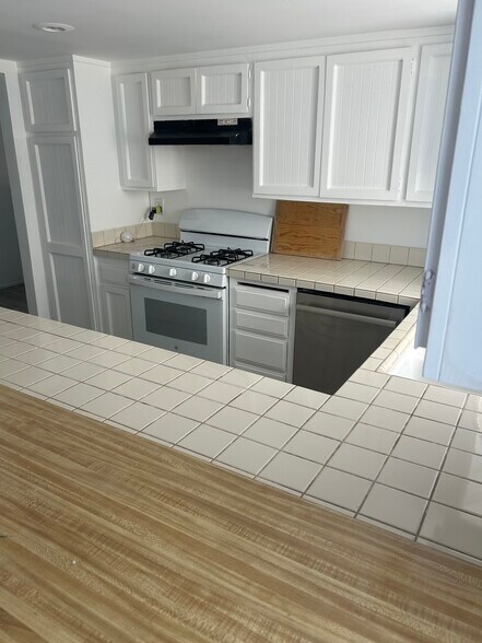 Building Photo - 244 Melrose Dr