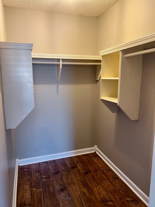 Building Photo - FOR RENT - 4 BR, 2 BA!