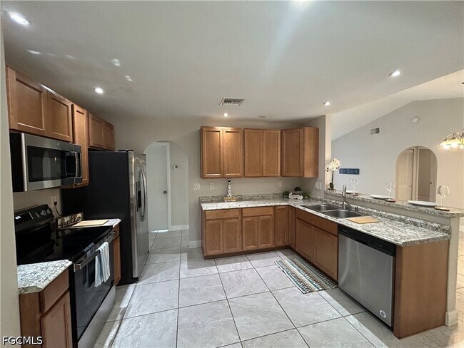 Building Photo - 701 SW 9th Ave