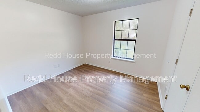 Building Photo - 111 Oakridge Cir
