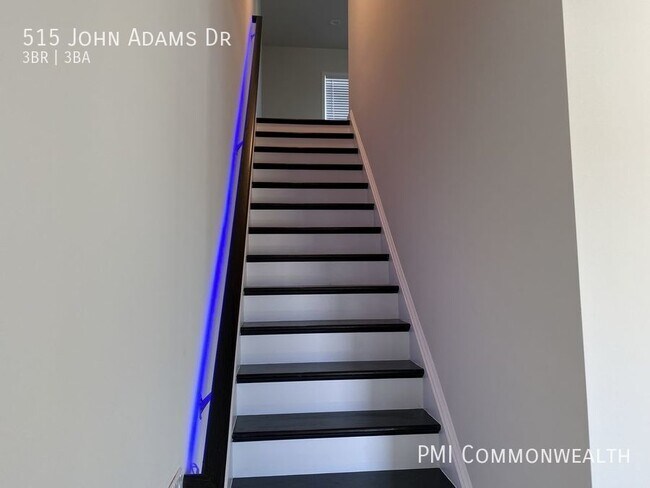Building Photo - 3 Bed / 3 Bath Townhouse (Available 8/10/23)