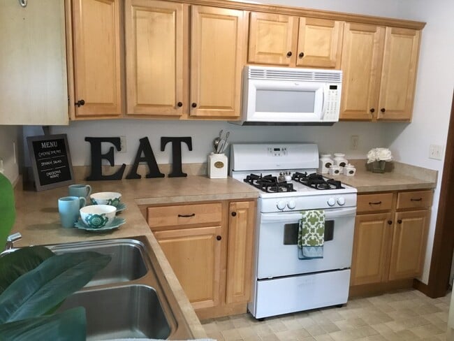 Building Photo - 3 Bedroom Condo Overlooking Pond!