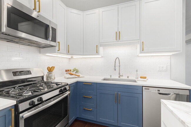 Building Photo - Spacious Judkins Park Townhouse- Parking-Lightrail
