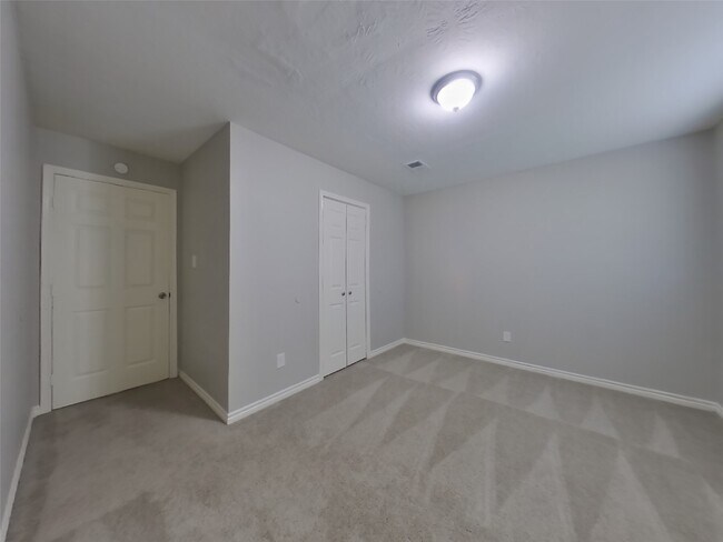 Building Photo - 729 Forest Ln Dr