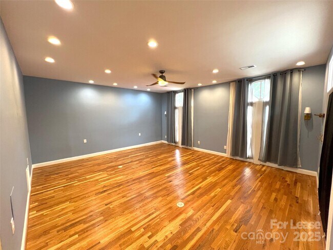 Building Photo - 5745 Riviere Dr