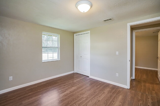 Building Photo - "Charming 3-Bed Sanctuary with Scenic Views in Floral City - 1608 Sq Ft of Comfort!"
