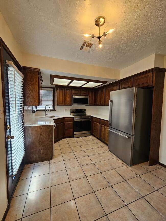 Building Photo - (3) Bed/(1) Bath Close to Campus Avail NOW!!