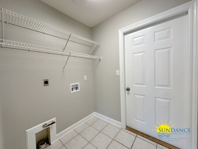 Building Photo - Stunning 4 Bedroom Mary Esther Home, minut...