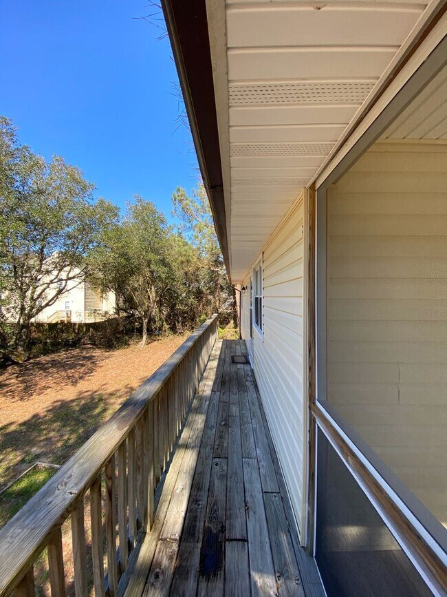 Building Photo - Centrally located home at Milepost 6