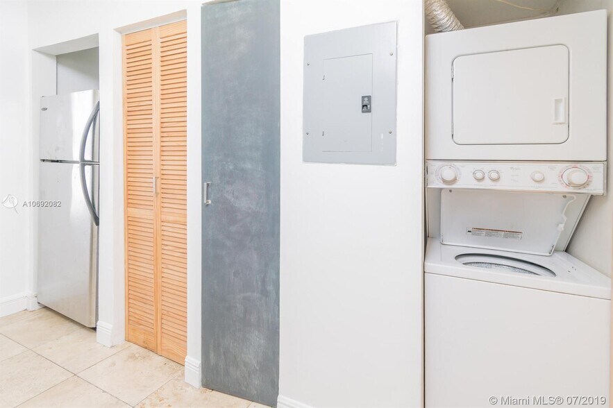 Building Photo - 915 8th St