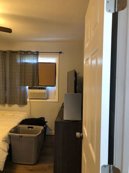 Building Photo - 503 S Sinclair Ave