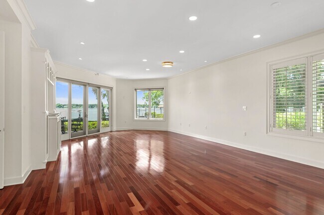 Building Photo - 660 Osceola Ave