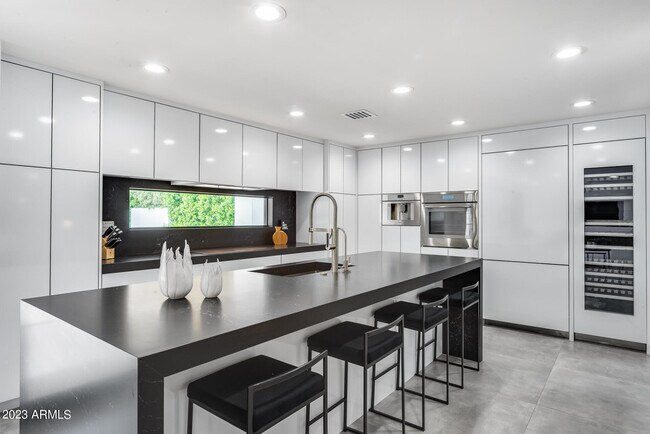 Building Photo - 8618 N Timberlane Dr