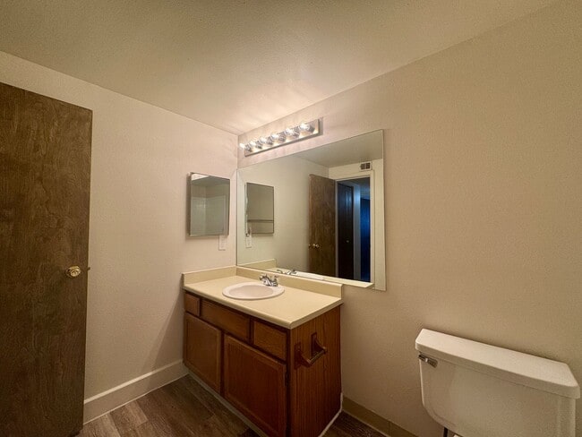 Building Photo - Lovely 1 Bedroom, 1 Bathroom Lakewood Condo! Community POOL!!!