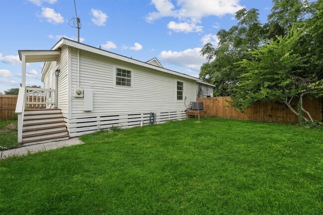 Building Photo - 4027 Ursuline St