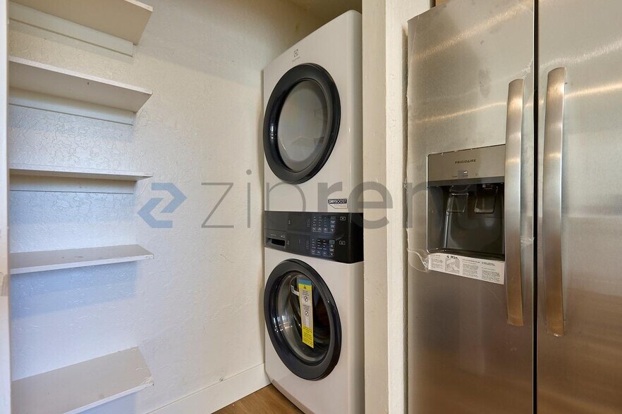 Building Photo - Unit A
