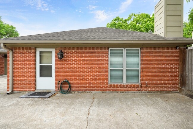 Building Photo - 10834 Lynbrook Dr