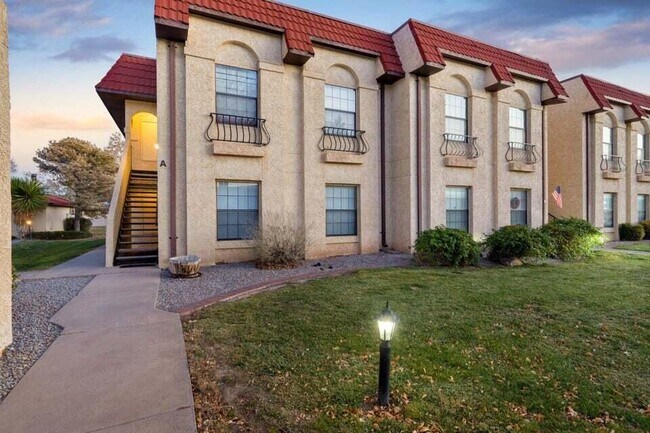 Building Photo - 833 Country Club Dr SE