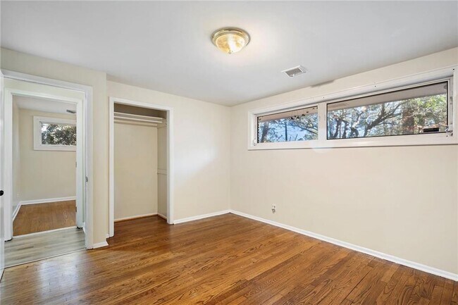 Building Photo - 2451 Warwick Cir NE