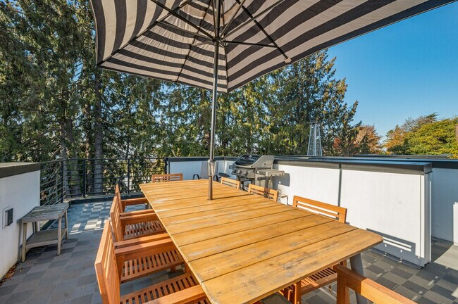 Building Photo - 673 Belmont Pl E