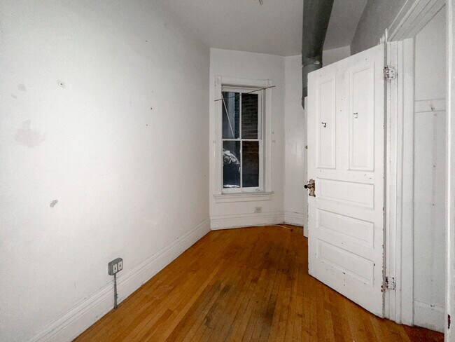 Building Photo - 723 W Wrightwood Ave