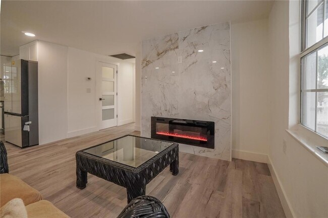 Building Photo - 985 Liberty St