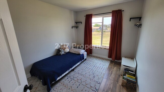 Building Photo - Stylish and Modern 3 BD | 2.5 BA Home - Mo...