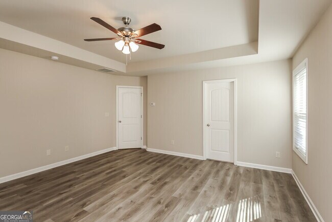 Building Photo - 900 Walnut Woods Dr