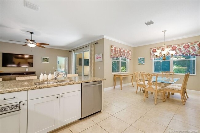 Building Photo - 521 NE Abaca Way