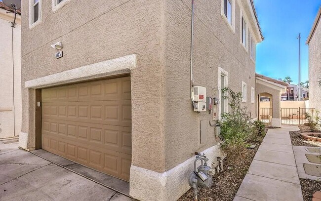Building Photo - Beautiful Two-Story Home in a Convenient Location