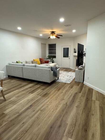Building Photo - 3136 Deleon Dr