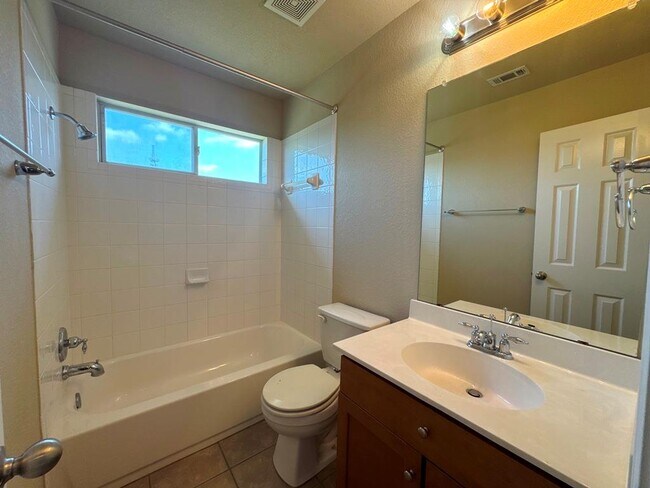 Building Photo - 1005 Gentry Dr