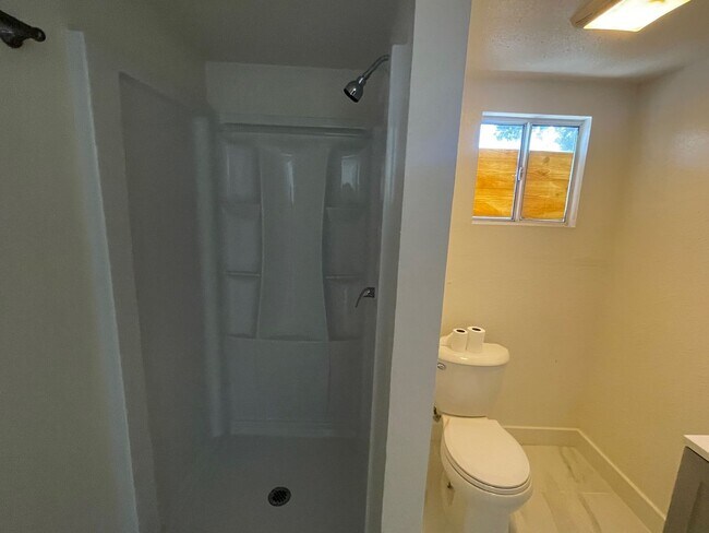 Building Photo - Beautifully maintained detached house with A/C, parking, refrigerator, washer and dryer, private ...